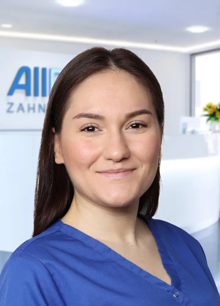 Portrait zahnmedizinische Prophylaxeassistenz Beyza Senguel (AllDent K&ouml;ln)